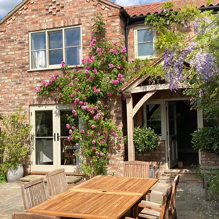 The Old Post Office Pretty Village 20Min From York Exterior photo